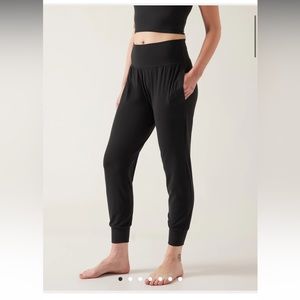 Athleta Cropped Salutation Jogger